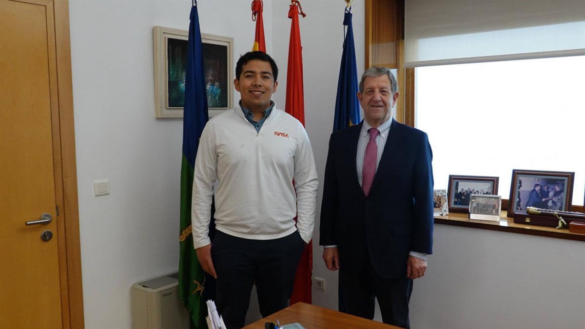 Xavier Zapien, ingeriero de la NASA, visita el municipio