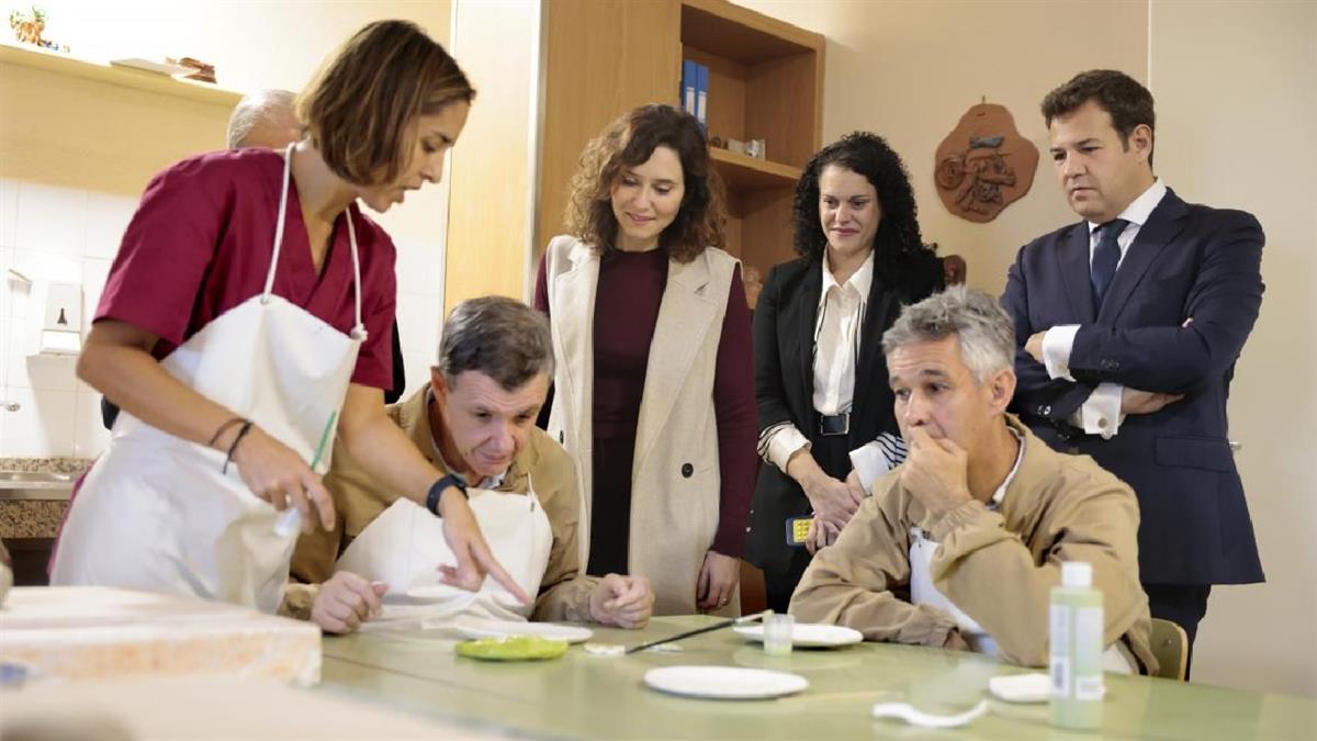 La presidenta de la Comunidad de Madrid ha visitado la Asociación Nuevo Horizonte del municipio