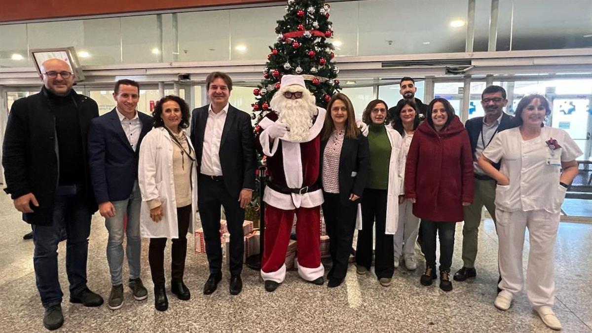 Ha visitado, junto al alcalde, a los niños y niñas que pasan las fiestas en el Hospital de nuestra ciudad