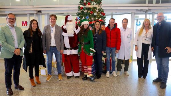 Visita especial de Papá Noel a las niñas y niños ingresados en el Hospital de Fuenlabrada