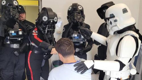 Las tropas imperiales de Star Wars visitan el Hospital del Tajo por Navidad 