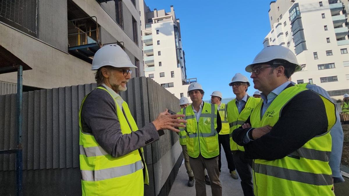 El delegado de Políticas de Vivienda y presidente de EMVS Madrid, Álvaro González, visita las obras de la promoción Cañaveral 12 en Vicálvaro
