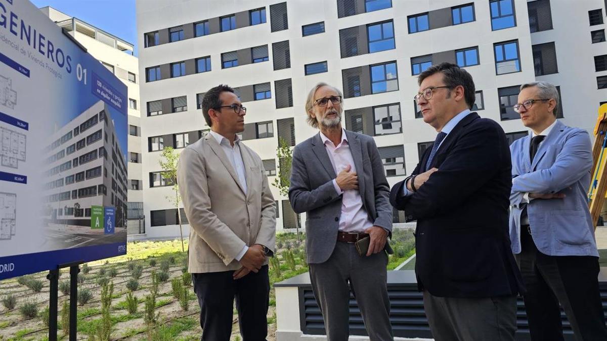 González visita Ingenieros 1, la nueva promoción de viviendas de alquiler asequible que EMVS Madrid ha levantado en el barrio de Ciudad de los Ángeles
