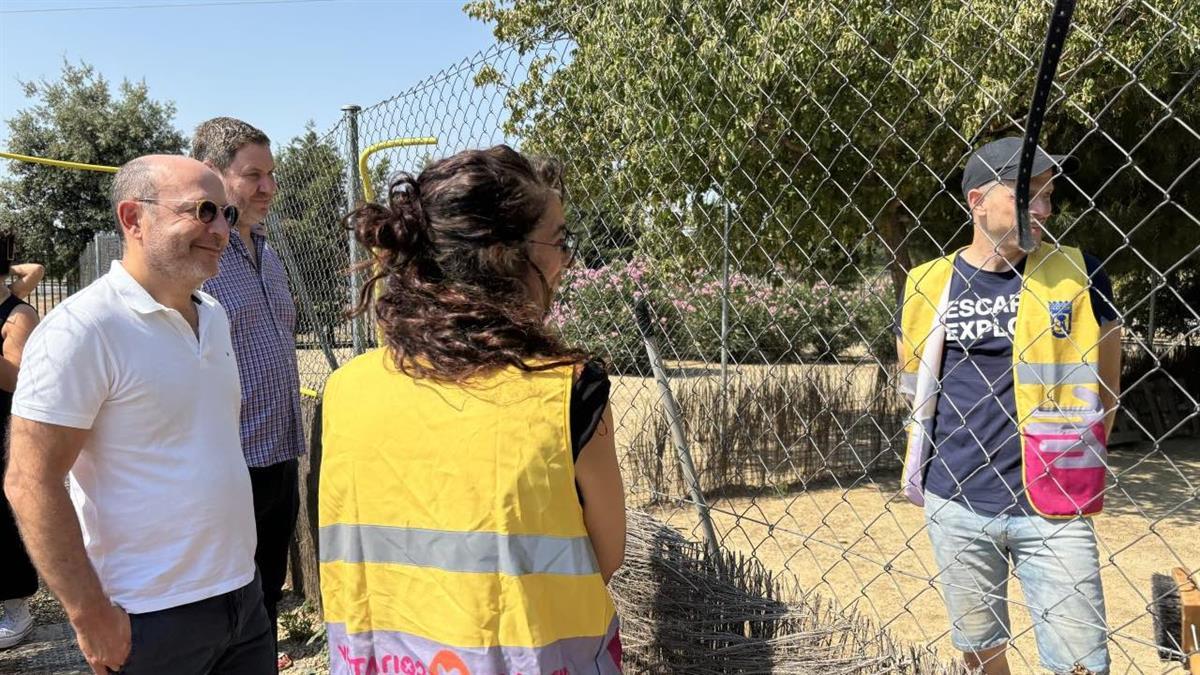 Cerca de 90 personas participan en esta acción de voluntariado que mejora la estancia de los animales en este recurso municipal y facilita su posterior adopción

