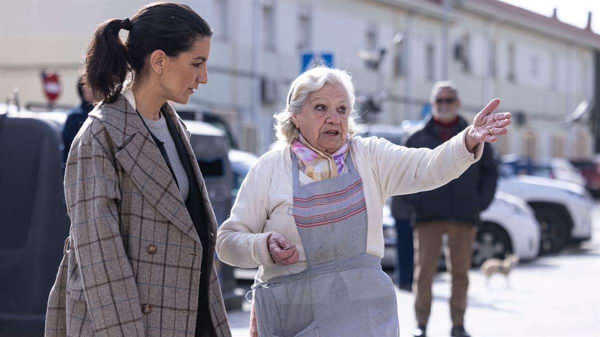 La candidata de VOX a la Presidencia de la Comunidad de Madrid visitó el distrito madrileño de Villaverde